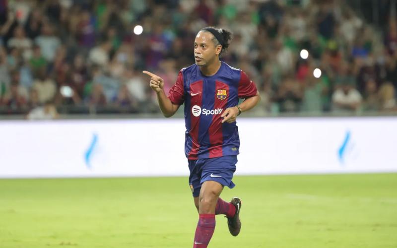 Ronaldinho gia nhập FC Barcelona năm 2003