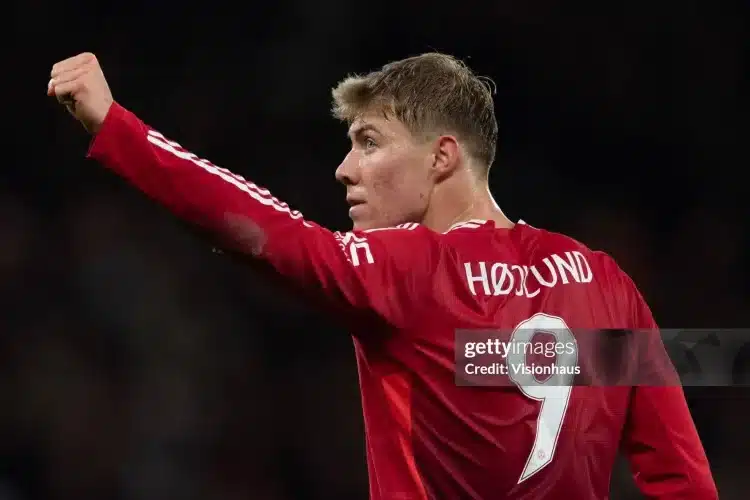 Hojlund sánh ngang Haaland