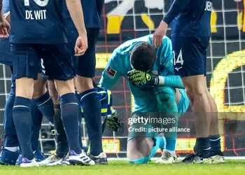 Trận đấu Bundesliga bị hoãn vì thủ môn bị ném vào đầu