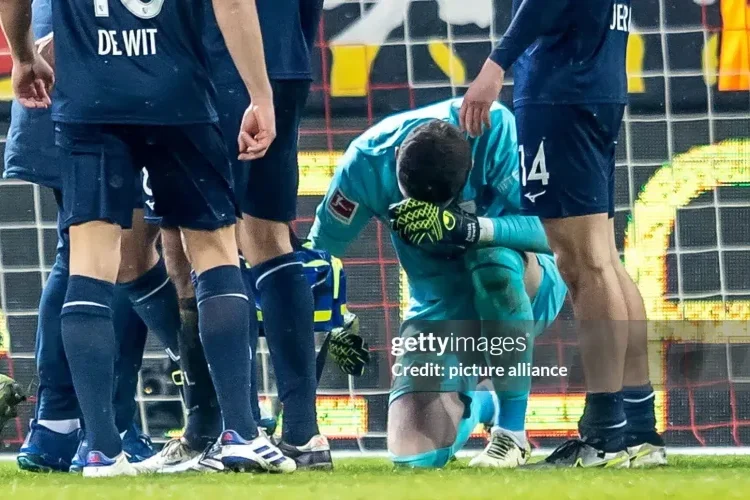 Trận đấu Bundesliga bị hoãn vì thủ môn bị ném vào đầu