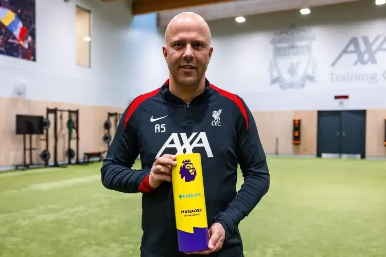 Slot tiếp bước Ten Hag nhận giải HLV xuất sắc nhất tháng