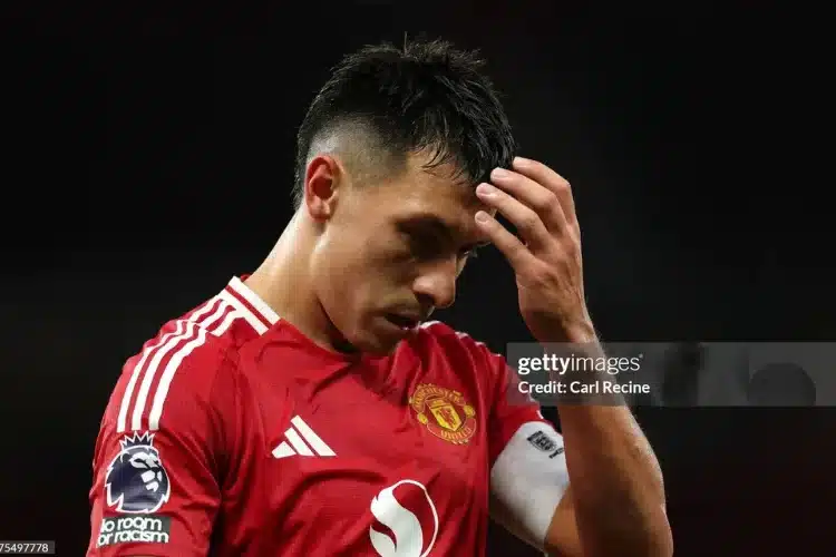 Lisandro Martinez vướng chỉ trích