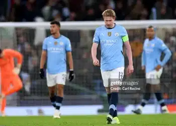 Cầu thủ Manchester City phải ngủ lại sân tập