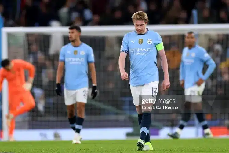 Cầu thủ Manchester City phải ngủ lại sân tập