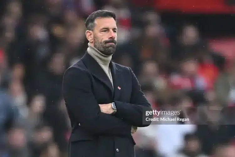 Van Nistelrooy gặp khó ở Leicester City