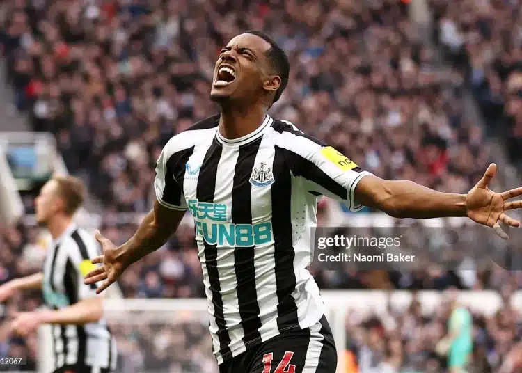 Isak gây ngỡ ngàng