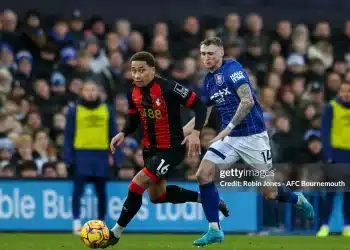 Pha bóng đi ngược mọi quy luật của bóng đá