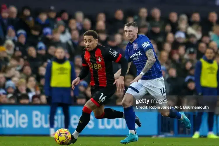 Pha bóng đi ngược mọi quy luật của bóng đá