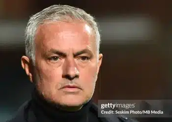 Mourinho phải phẫu thuật