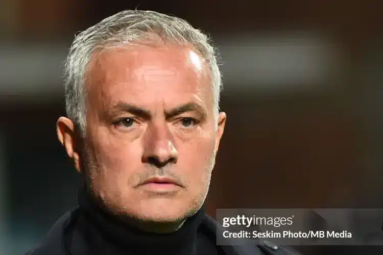 Mourinho phải phẫu thuật
