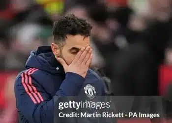 Trần phòng họp báo MU bị dột