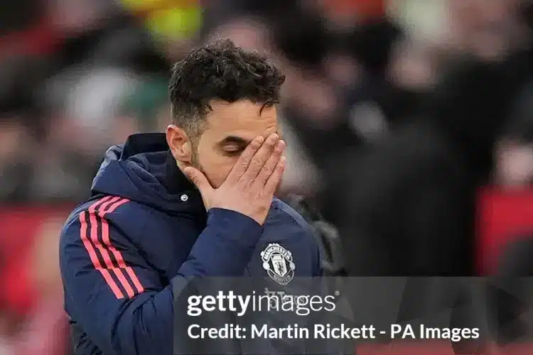 Trần phòng họp báo MU bị dột