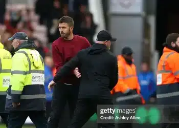 Carrick khiến đội của Rooney chìm dưới đáy bảng