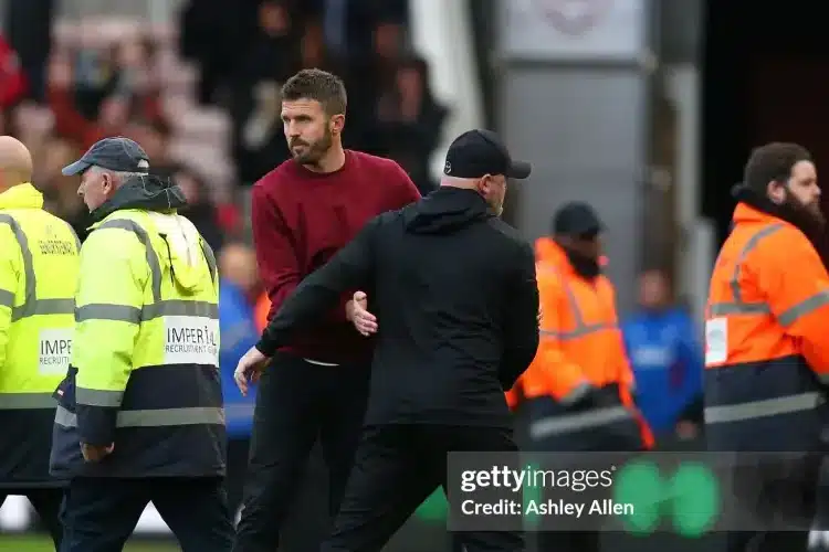 Carrick khiến đội của Rooney chìm dưới đáy bảng