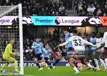 Arsenal lại biến hóa với bài đá phạt góc