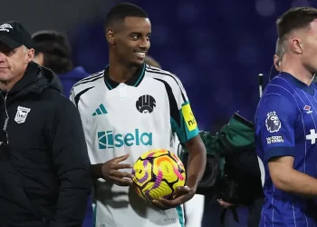 Isak lập hat-trick lịch sử, Newcastle nhấn chìm Ipswich trong cơn mưa bàn thắng
