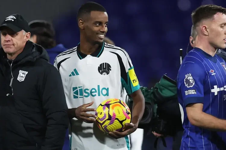 Isak lập hat-trick lịch sử, Newcastle nhấn chìm Ipswich trong cơn mưa bàn thắng