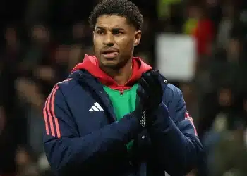 Rashford buồn bã trên băng ghế dự bị
