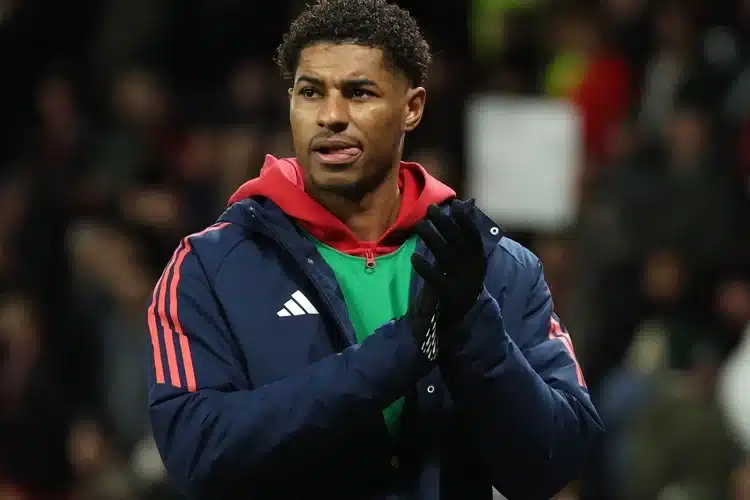 Rashford buồn bã trên băng ghế dự bị