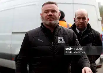 Plymouth chơi bết bát, Rooney xem xét từ chức