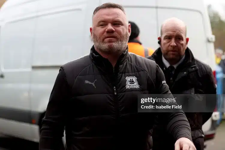 Plymouth chơi bết bát, Rooney xem xét từ chức