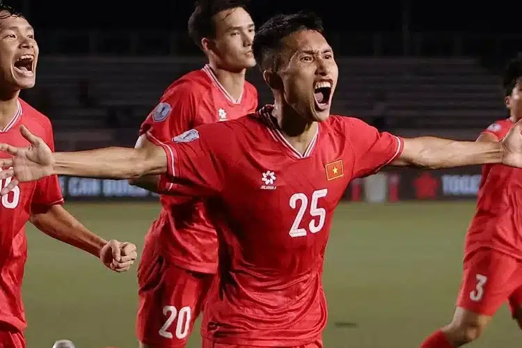 Việt Nam thoát hiểm ngoạn mục, rộng cửa vào bán kết