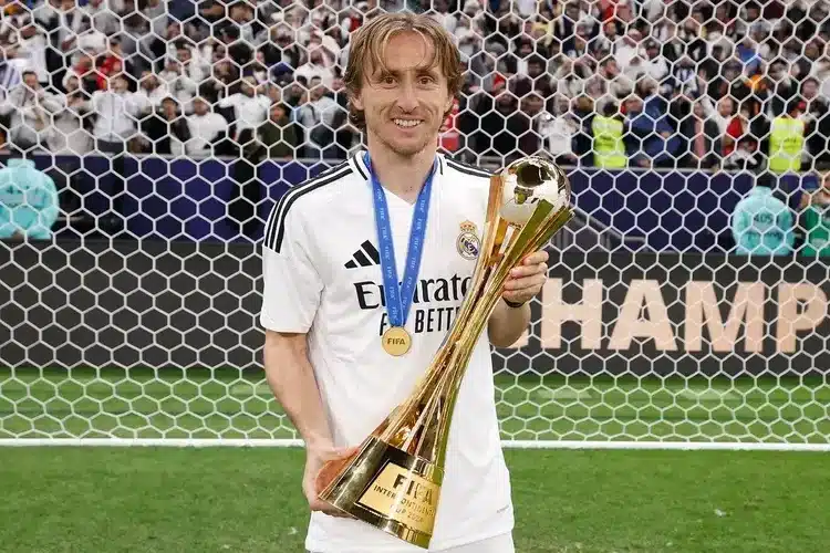 Ancelotti và Modric cùng lập kỷ lục mới