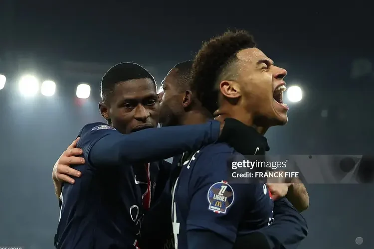 Đánh bại Lyon nhờ tài năng 19 tuổi, PSG củng cố ngôi đầu