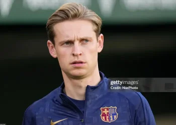 Flick bảo vệ ‘báo thủ’ De Jong trước trận gặp Dortmund