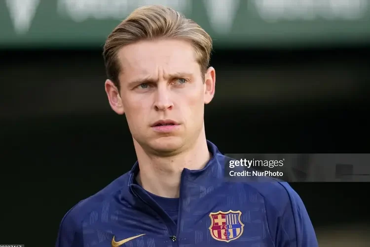 Flick bảo vệ ‘báo thủ’ De Jong trước trận gặp Dortmund