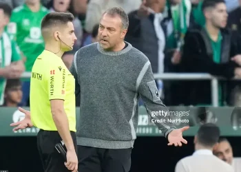 Flick hài lòng vì các cầu thủ Barcelona không còn pressing trọng tài