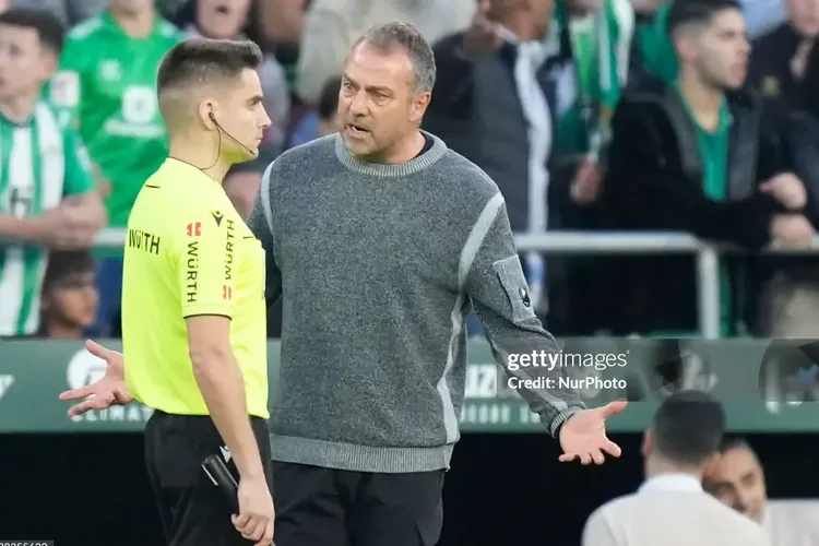 Flick hài lòng vì các cầu thủ Barcelona không còn pressing trọng tài