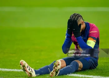 Flick tiết lộ về tình trạng của Raphinha sau khi phải rời sân giữa trận