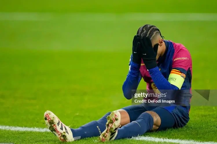 Flick tiết lộ về tình trạng của Raphinha sau khi phải rời sân giữa trận