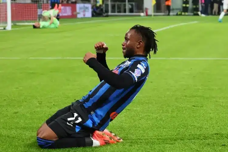 Lookman nhận giải nhưng chưa quên nỗi hổ thẹn Panenka