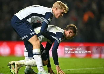 Phải chia điểm, Tottenham bị hất văng khỏi top 8