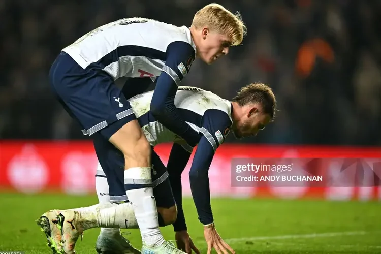 Phải chia điểm, Tottenham bị hất văng khỏi top 8