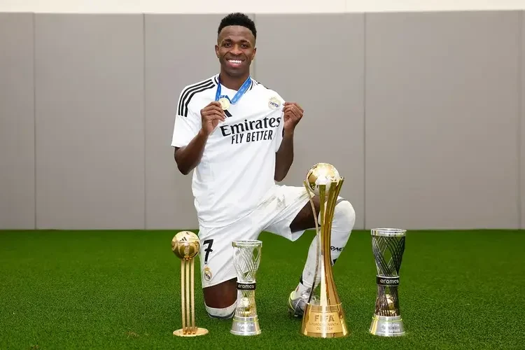 Sau giải The Best, Vinicius nhận thêm Quả bóng vàng từ FIFA