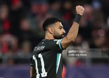 Thắng nhờ VAR, Liverpool là đội đầu tiên vượt vòng bảng