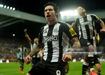 Trả nợ Brentford, Newcastle tiến vào bán kết Carabao Cup