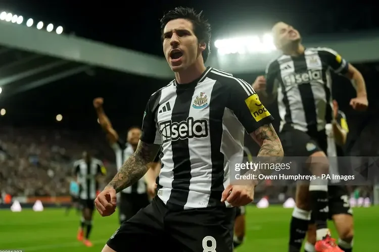 Trả nợ Brentford, Newcastle tiến vào bán kết Carabao Cup