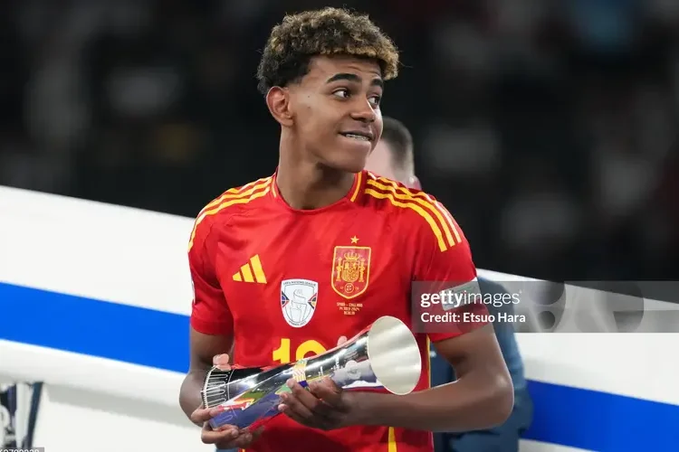 Nối bước Messi, Yamal nhận giải thưởng Golden Boy