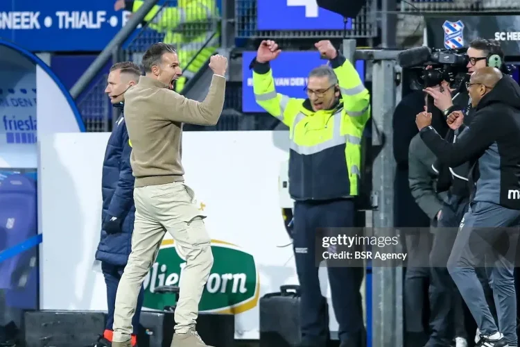 HLV Van Persie gây ấn tượng