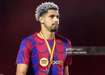 Barcelona hét giá trên trời cho Araujo