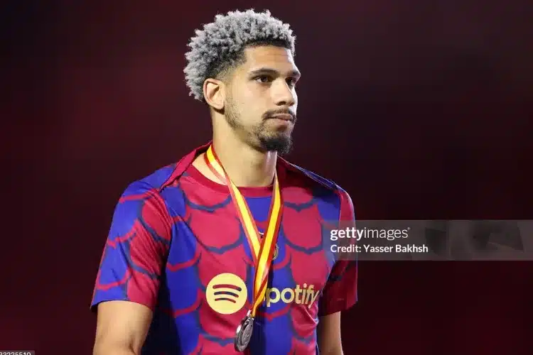 Barcelona hét giá trên trời cho Araujo