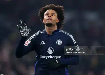 Zirkzee rê bóng khiến trung vệ Arsenal té ngã