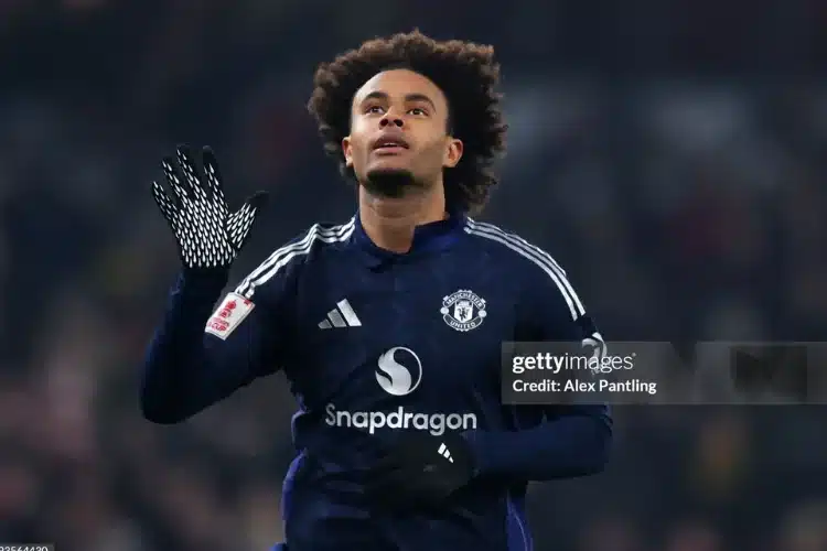 Zirkzee rê bóng khiến trung vệ Arsenal té ngã