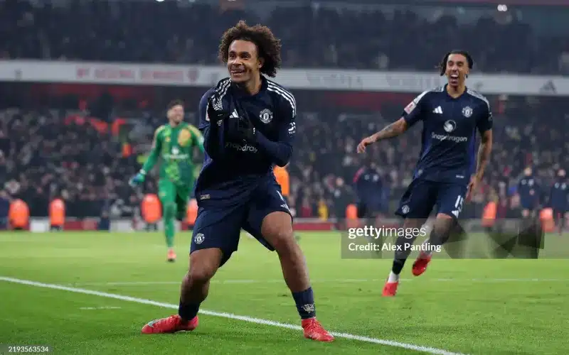 Zirkzee gây sốt với pha qua người trước Saliba.