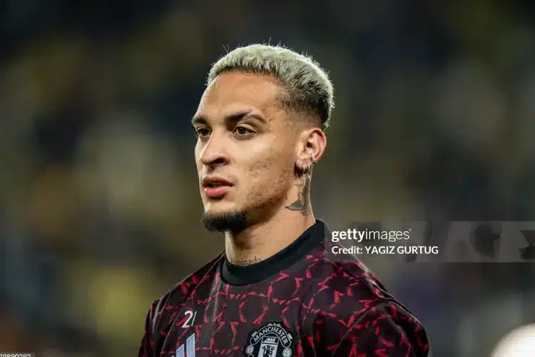 Manchester United trả giá đắt vì Antony