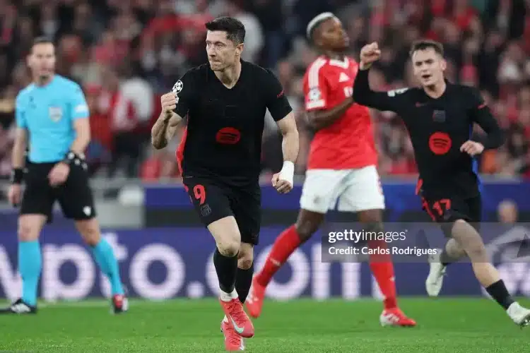 Lewandowski san bằng kỷ lục của Ronaldo